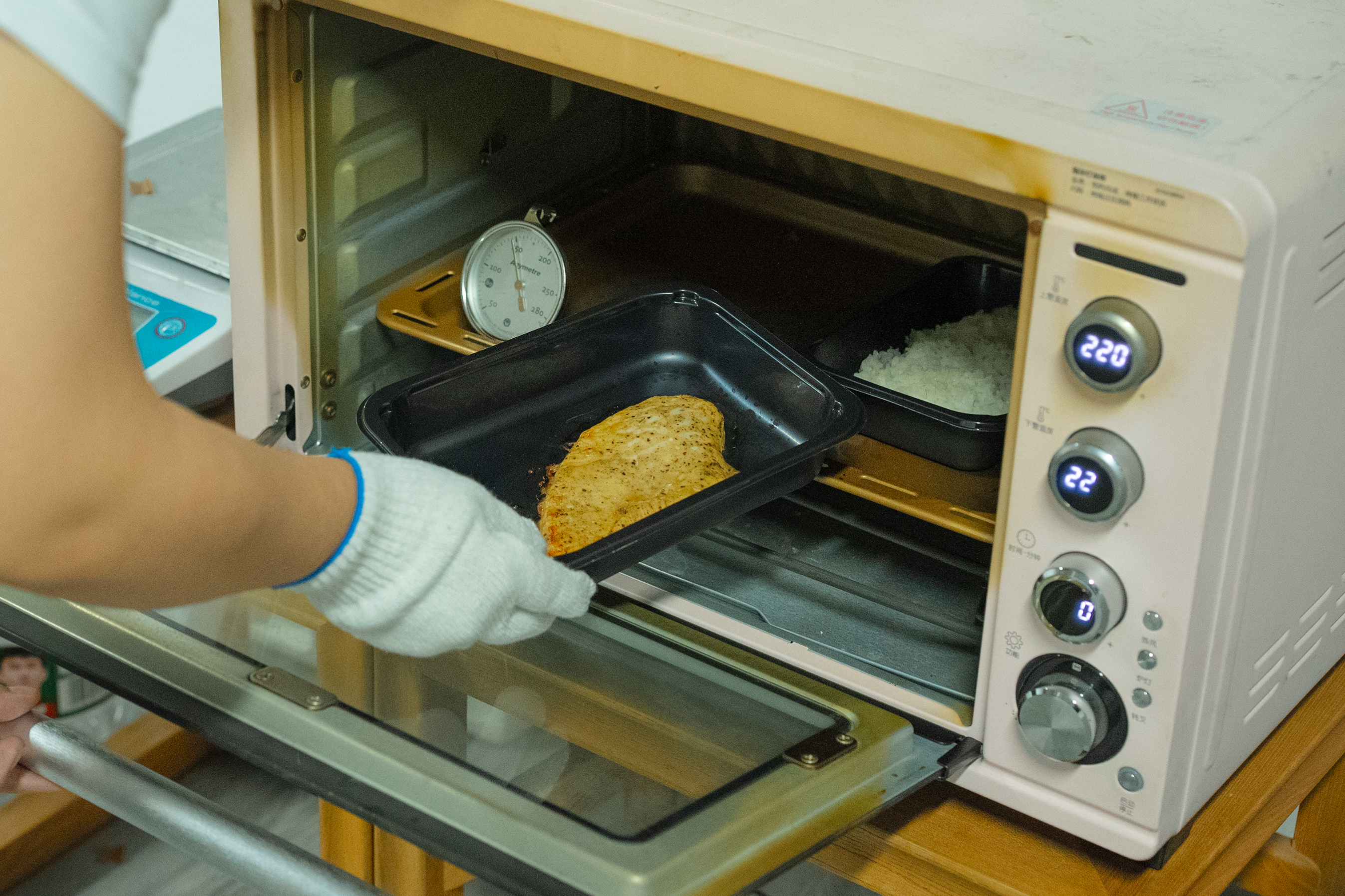 10 oz Rectangle White Airline CPET Tray Model 001