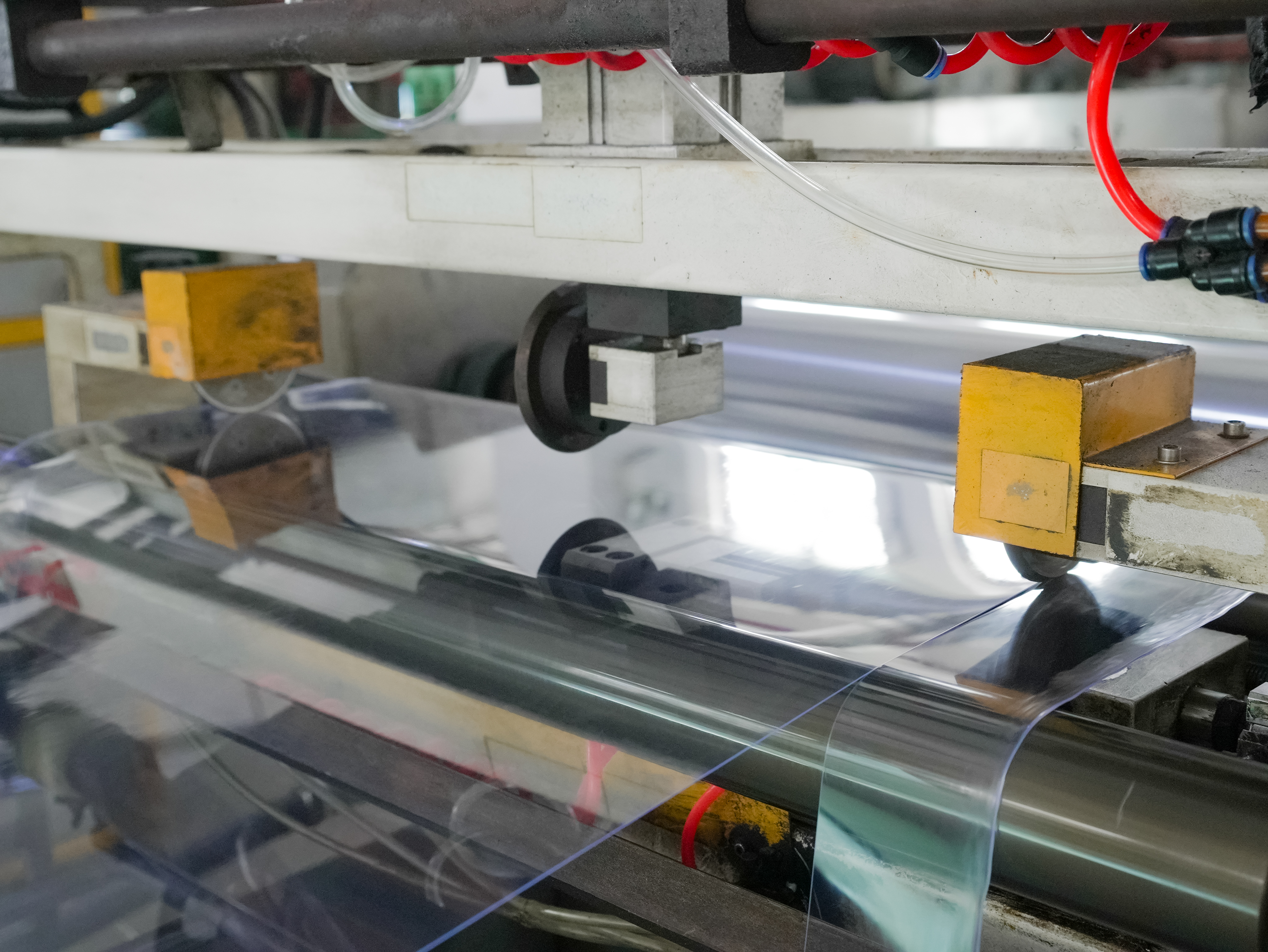 Rigid PVC transparent frosted sheet manufacturing process